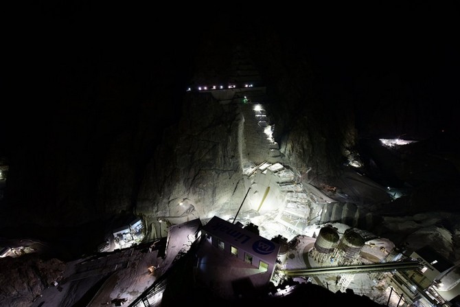 yusufeli-baraji-insaatinin-etkileyici-gece-gorunumu-(6).jpg