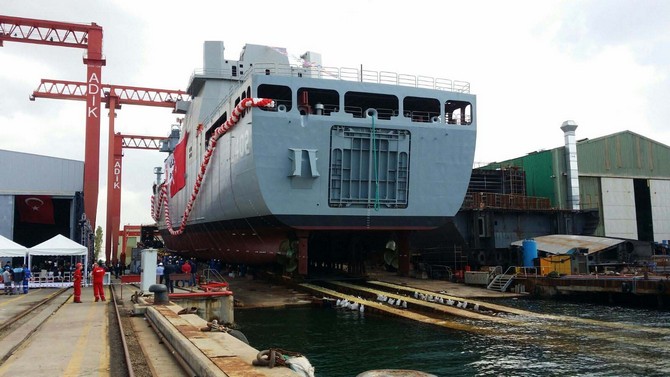yuzde-yuz-yerli-amfibi-harp-gemisi-suya-indirildi-(6).jpg