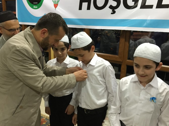 zavendikli-mustafa-yildiz-hoca-efendi-kuran-kursu’nun-rizeli-11-yasindaki-3-minik-ogrencisi-6-ayda-hafiz-oldu-(13).jpg