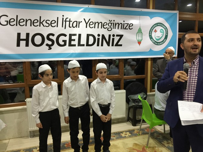 zavendikli-mustafa-yildiz-hoca-efendi-kuran-kursu’nun-rizeli-11-yasindaki-3-minik-ogrencisi-6-ayda-hafiz-oldu-(9).jpg