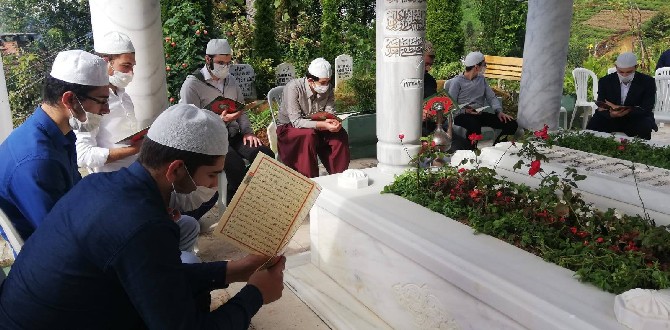 zavendikli-mustafa-yildiz-hocaefendi,-vefatinin-11.-yilinda-kabri-basinda-anildi.--(6)-001.jpg