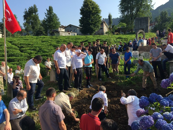 zehra-ozturk-un-cenazesi-kalkandere-rize-(41).jpg
