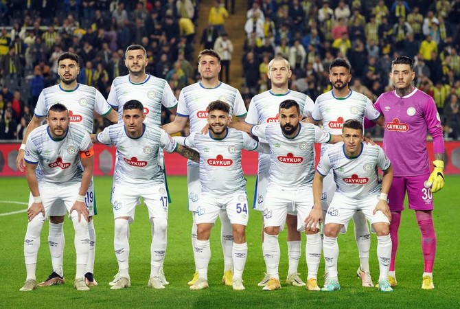 ziraat-turkiye-kupasi-son-16-turunda-fenerbahce-ile-caykur-rizespor-takimlari-ulker-stadinda-karsilasti-13.jpg
