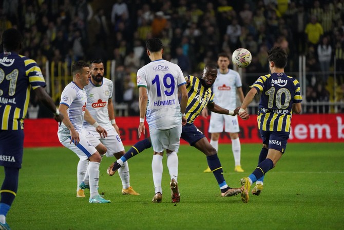 ziraat-turkiye-kupasi-son-16-turunda-fenerbahce-ile-caykur-rizespor-takimlari-ulker-stadinda-karsilasti-20.jpg