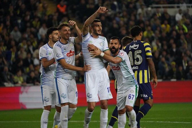 ziraat-turkiye-kupasi-son-16-turunda-fenerbahce-ile-caykur-rizespor-takimlari-ulker-stadinda-karsilasti-44.jpg