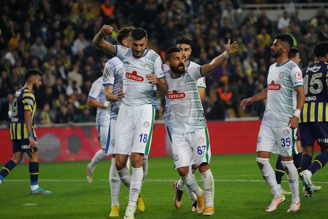 ziraat-turkiye-kupasi-son-16-turunda-fenerbahce-ile-caykur-rizespor-takimlari-ulker-stadinda-karsilasti-45.jpg