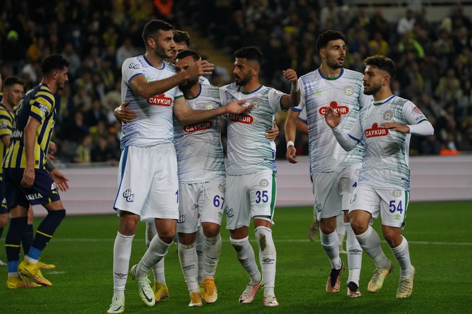 ziraat-turkiye-kupasi-son-16-turunda-fenerbahce-ile-caykur-rizespor-takimlari-ulker-stadinda-karsilasti-46.jpg