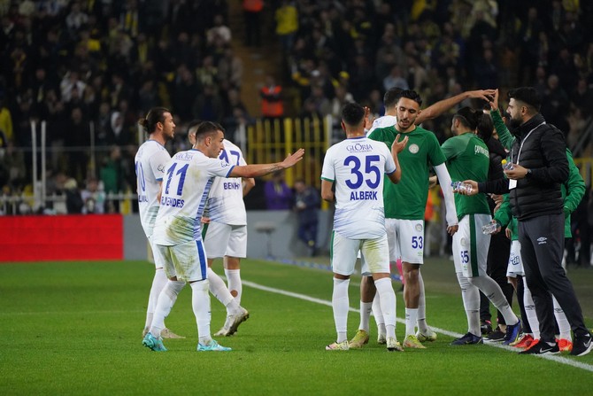 ziraat-turkiye-kupasi-son-16-turunda-fenerbahce-ile-caykur-rizespor-takimlari-ulker-stadinda-karsilasti-52.jpg
