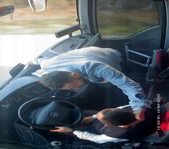 zonguldak-hopa-seferi-yapan-yolcu-otobusu-samsunda-aracta-bulunan-bir-yolcu-tarafindan-kaptanin-bicakla-rehin-alinmasi-sonucu-kacirild-1.jpg