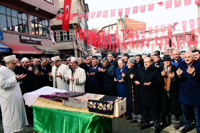 zonguldak-valisi-erdogan-bektasin-annesi-asiye-bektasin-cenaze-toreni-(10).jpg