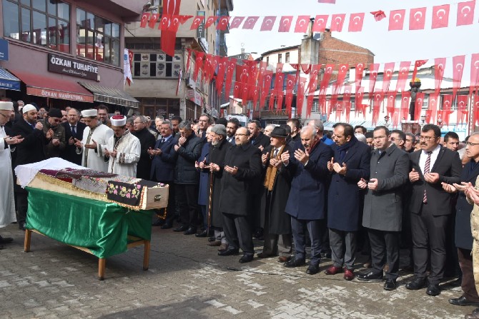 zonguldak-valisi-erdogan-bektasin-annesi-asiye-bektasin-cenaze-toreni-(13).jpg