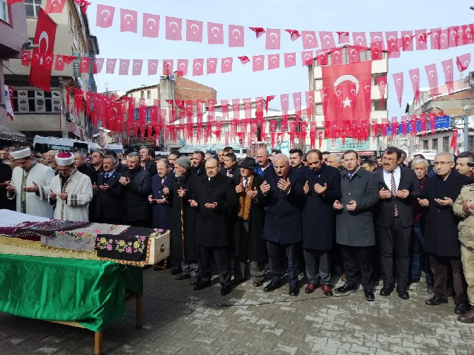 zonguldak-valisi-erdogan-bektasin-annesi-asiye-bektasin-cenaze-toreni-(14).jpg