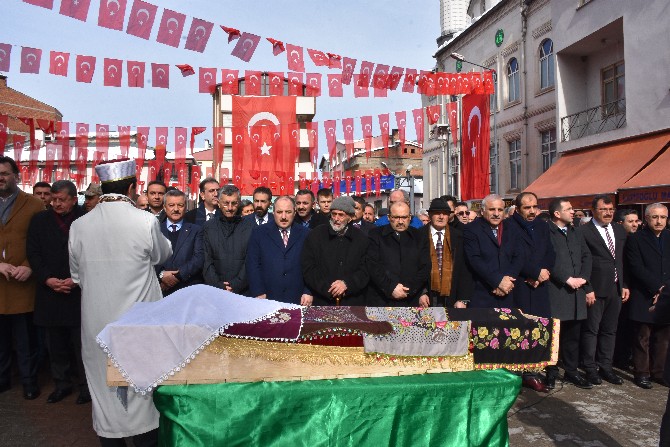 zonguldak-valisi-erdogan-bektasin-annesi-asiye-bektasin-cenaze-toreni-(2).jpg