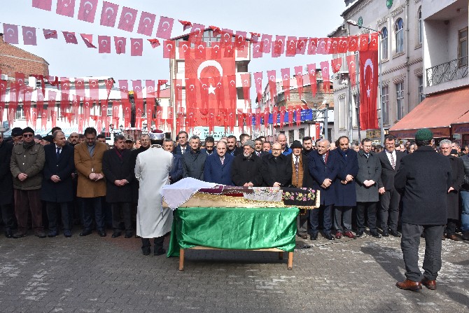 zonguldak-valisi-erdogan-bektasin-annesi-asiye-bektasin-cenaze-toreni-(3).jpg