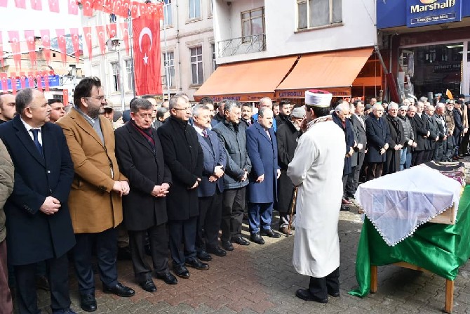 zonguldak-valisi-erdogan-bektasin-annesi-asiye-bektasin-cenaze-toreni-(6).jpg