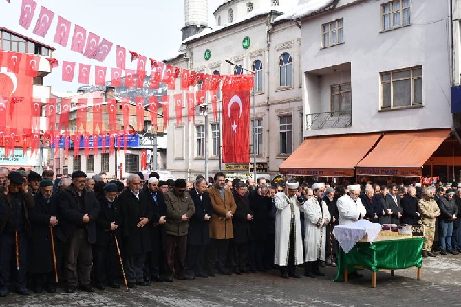 zonguldak-valisi-erdogan-bektasin-annesi-asiye-bektasin-cenaze-toreni-(7).jpg