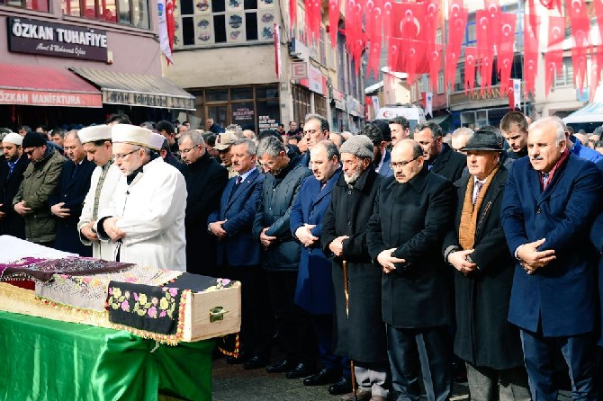 zonguldak-valisi-erdogan-bektasin-annesi-asiye-bektasin-cenaze-toreni-(9).jpg