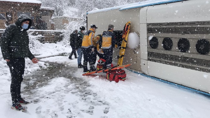 zonguldakta-yolcu-otobusu-devrildi-(4).jpg